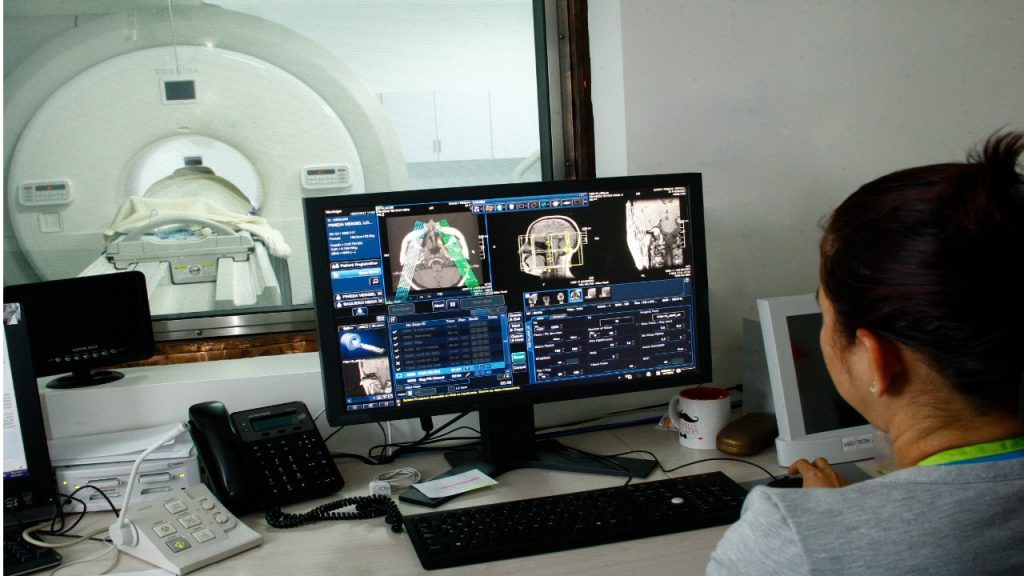 ¿Cómo se hace la resonancia magnética para biopolímeros?