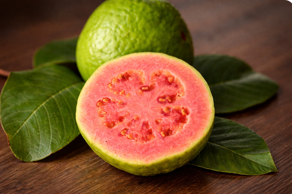 La Vitamina C es esencial en el manejo pre y postoperatorio, especialmente en cirugías como el retiro de biopolímeros.