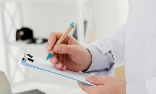 Evaluación preoperatoria antes del retiro de biopolímeros en glúteos