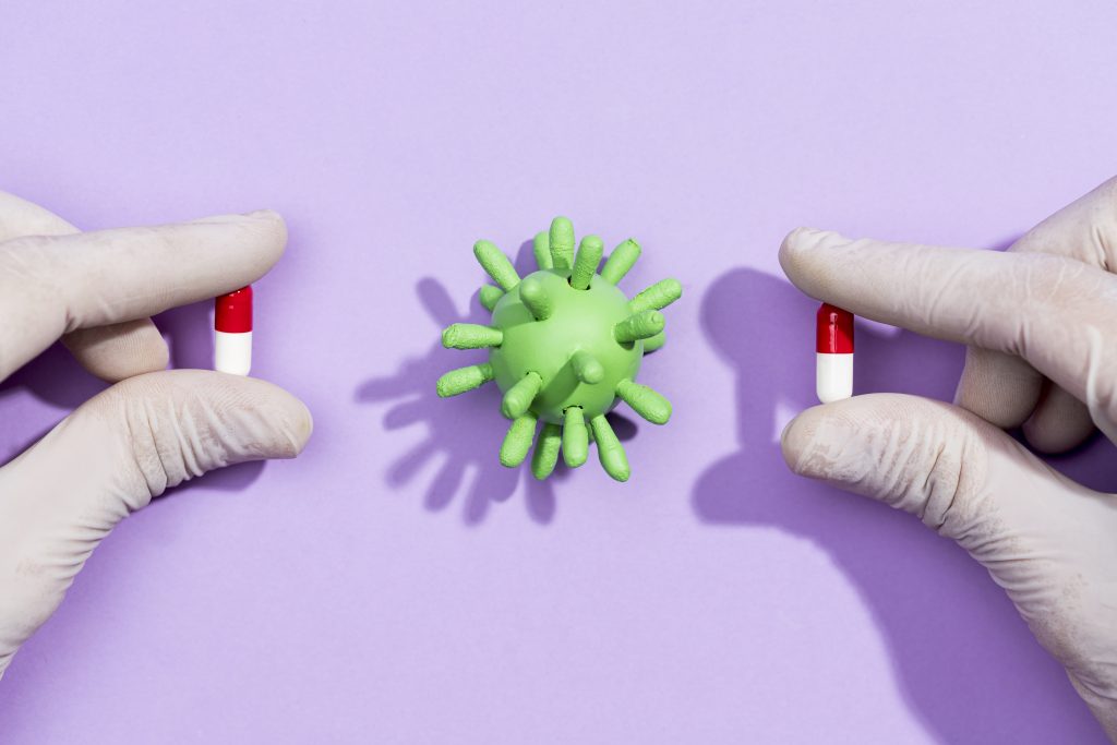 Aquellos con enfermedades autoinmunes, diabetes descontrolada o que están bajo tratamiento inmunosupresor pueden requerir antibióticos para reducir riesgos