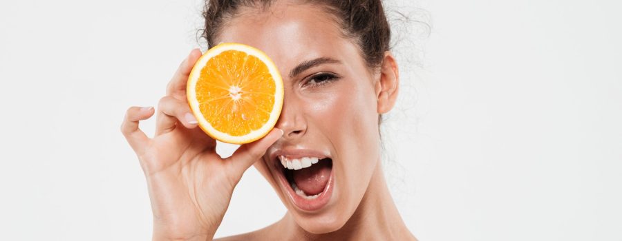 La Vitamina C, o ácido ascórbico, es un nutriente esencial que desempeña un papel vital en la recuperación y salud general, especialmente en el contexto quirúrgico.